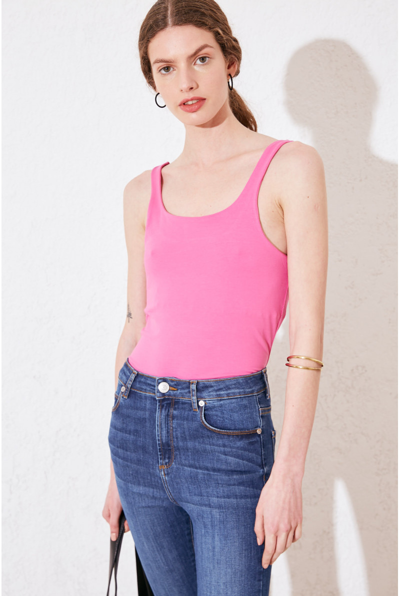 MUSCULOSA C/CUADRADO MOORE