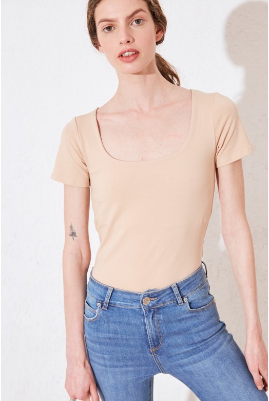 REMERA C/CUADRADO M/C MOORE