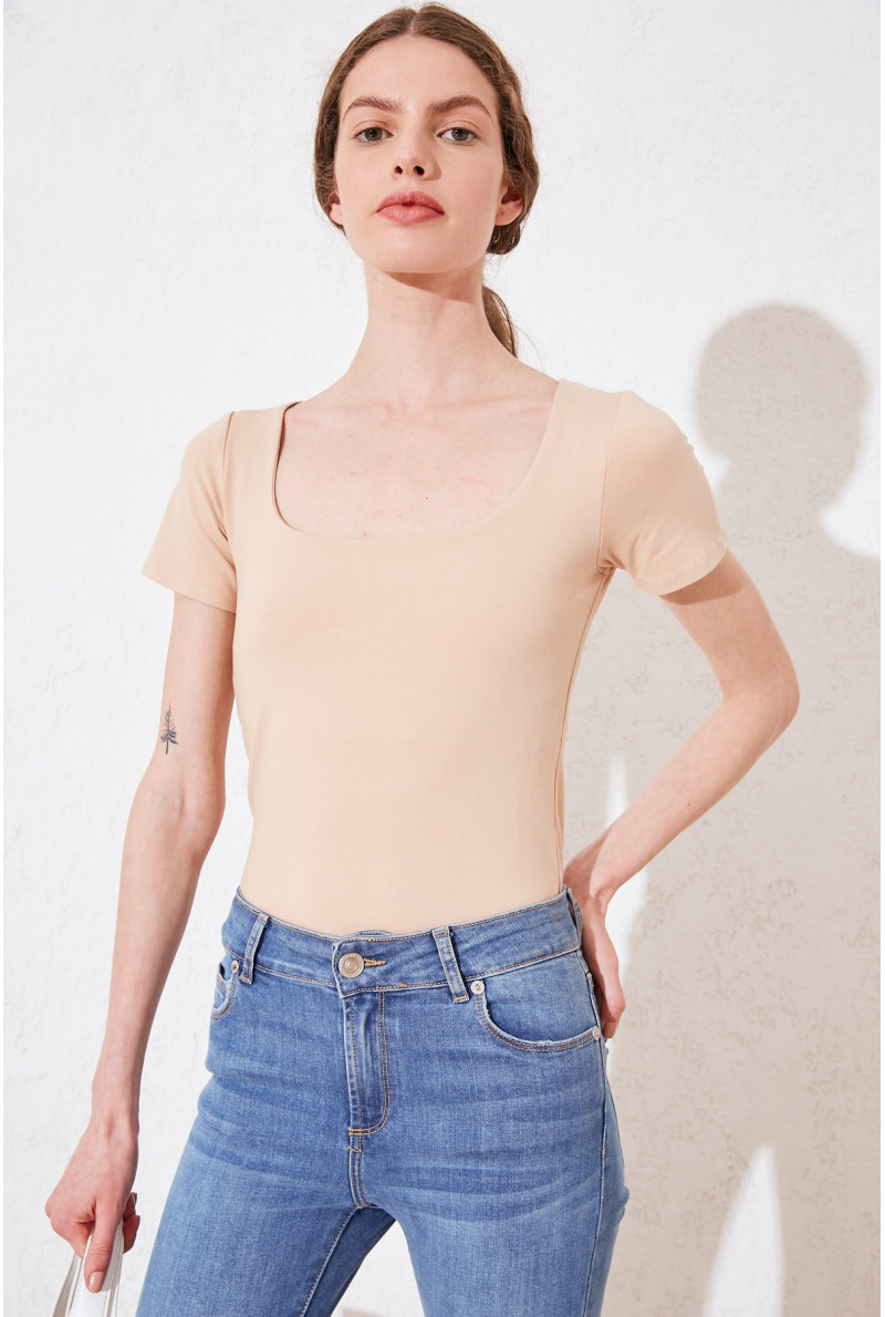 REMERA C/CUADRADO M/C MOORE