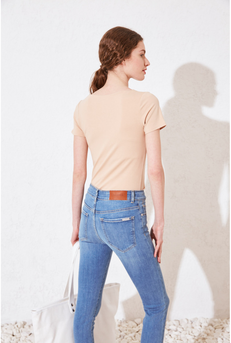 REMERA C/CUADRADO M/C MOORE