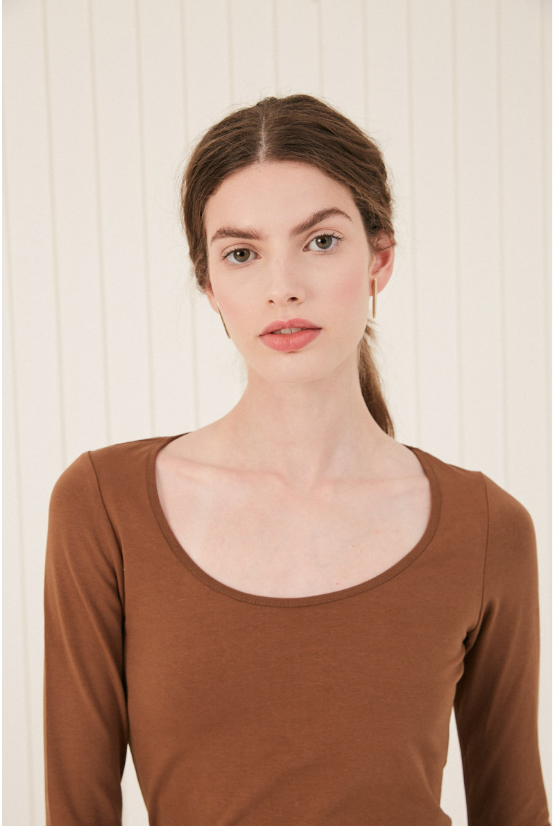 REMERA C/CUADRADO M/L MOORE