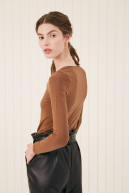 REMERA C/CUADRADO M/L MOORE