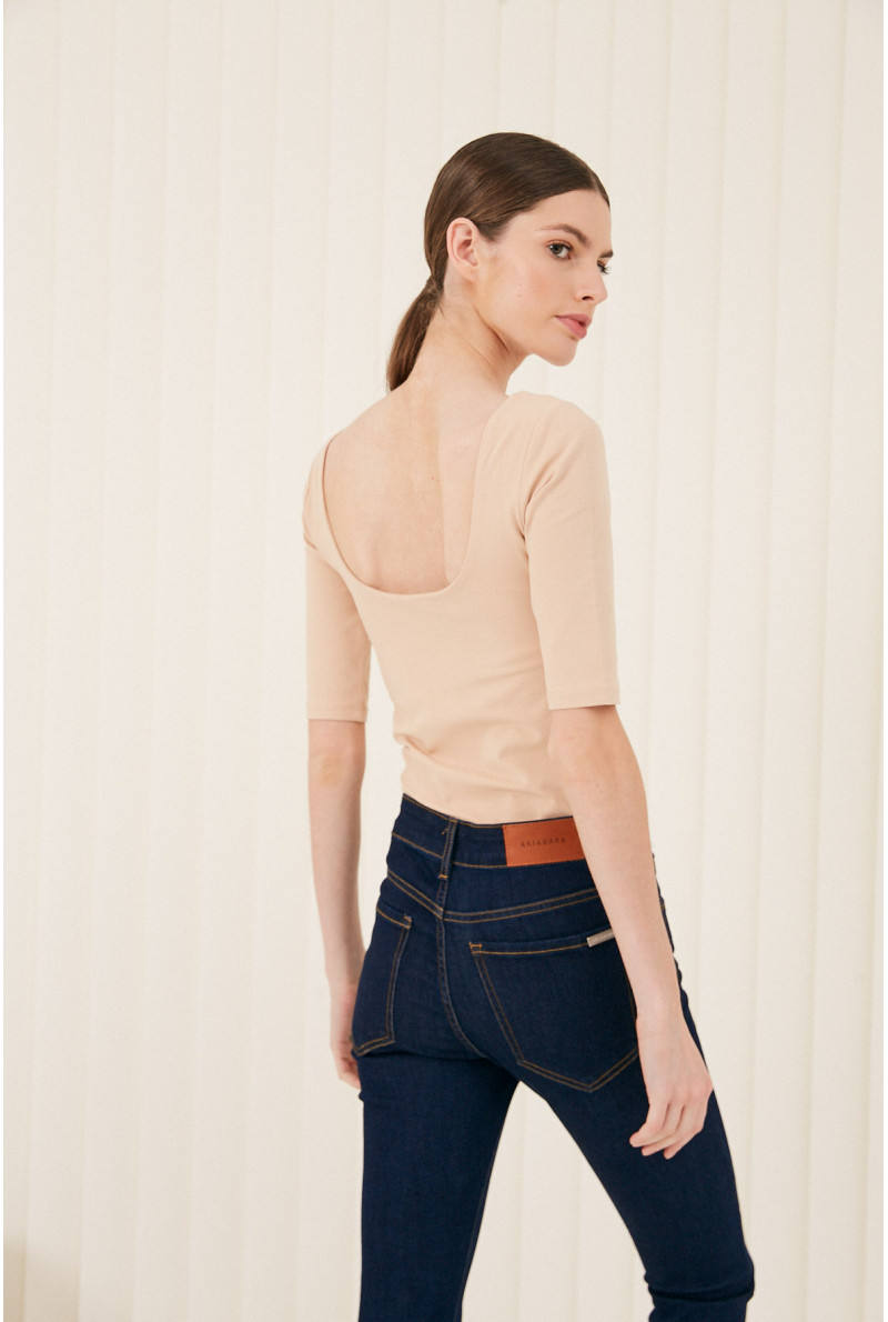 REMERA C/CUADR M/CODO MOORE