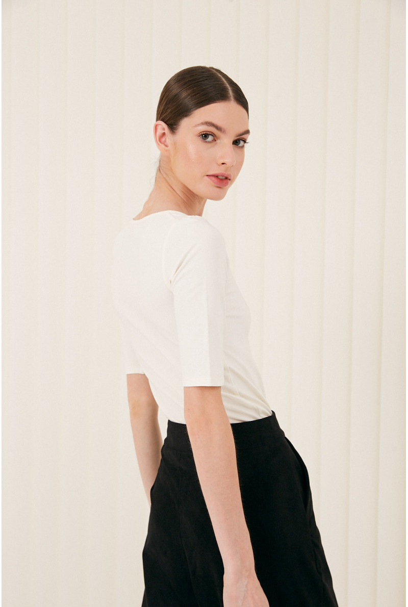 REMERA C/CUADR M/CODO MOORE