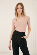 REMERA C/CUADR M/CODO MOORE