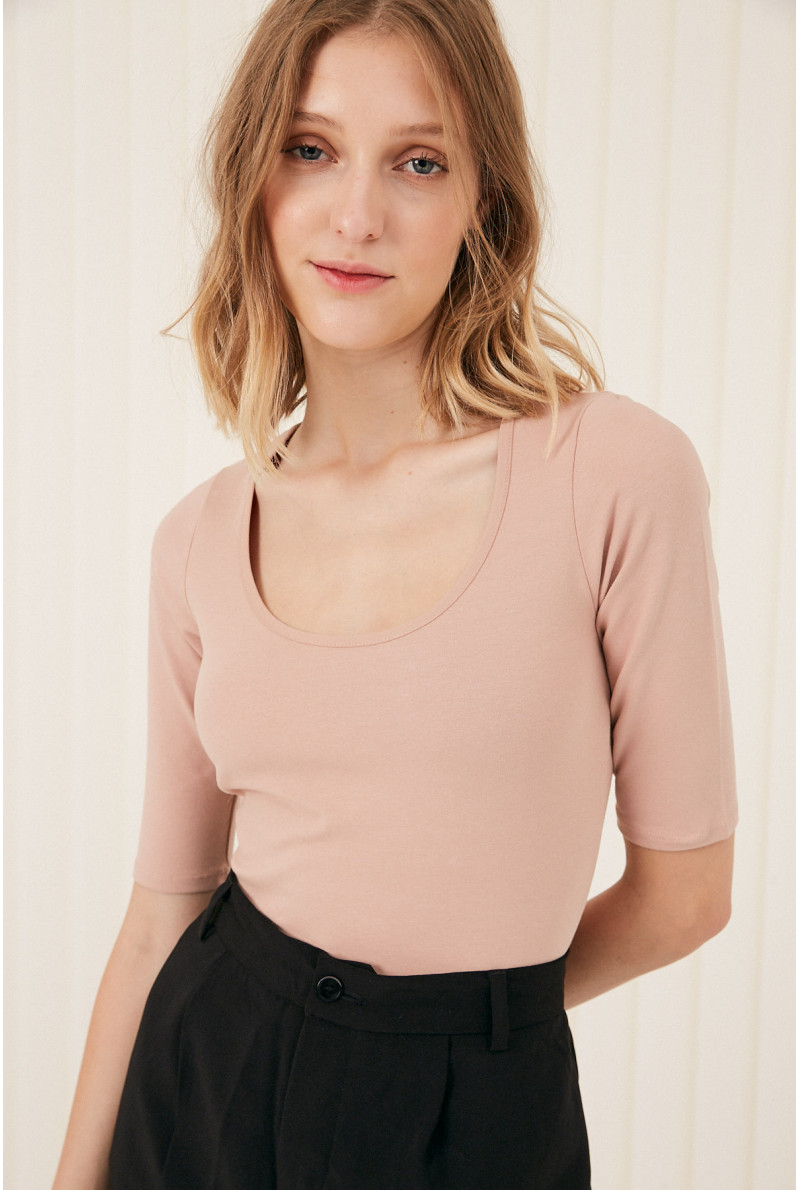 REMERA C/CUADR M/CODO MOORE