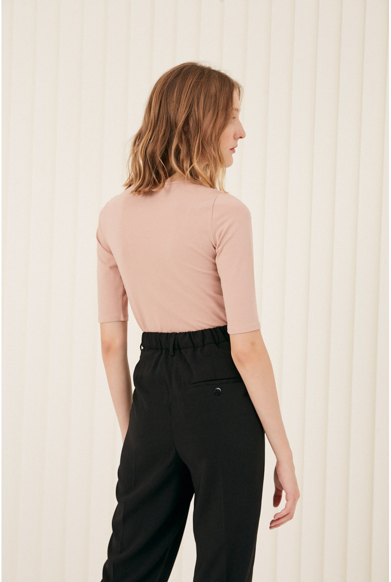 REMERA C/CUADR M/CODO MOORE