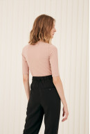 REMERA C/CUADR M/CODO MOORE