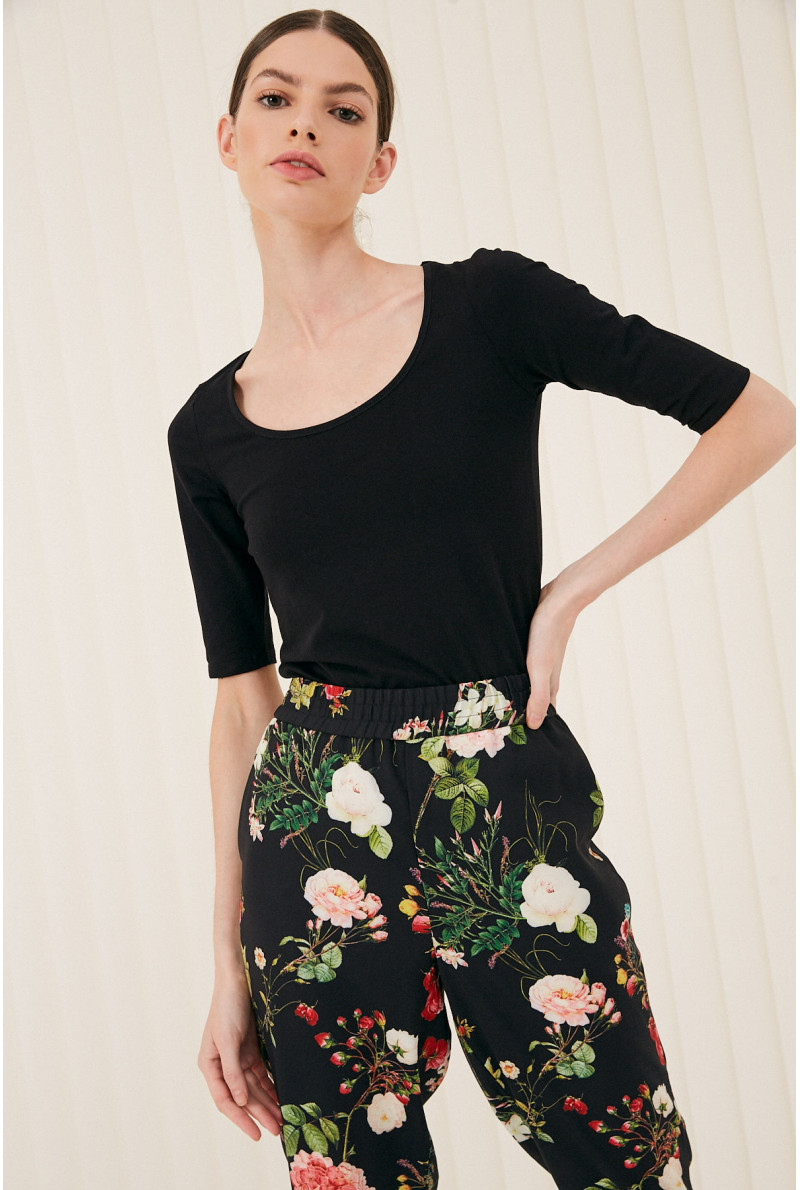 REMERA C/CUADR M/CODO MOORE