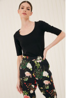 REMERA C/CUADR M/CODO MOORE