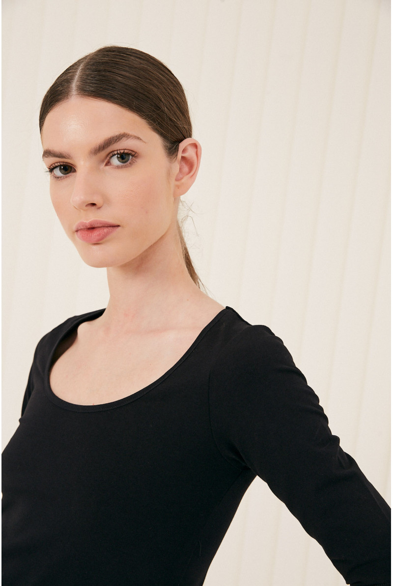 REMERA C/CUADR M/CODO MOORE