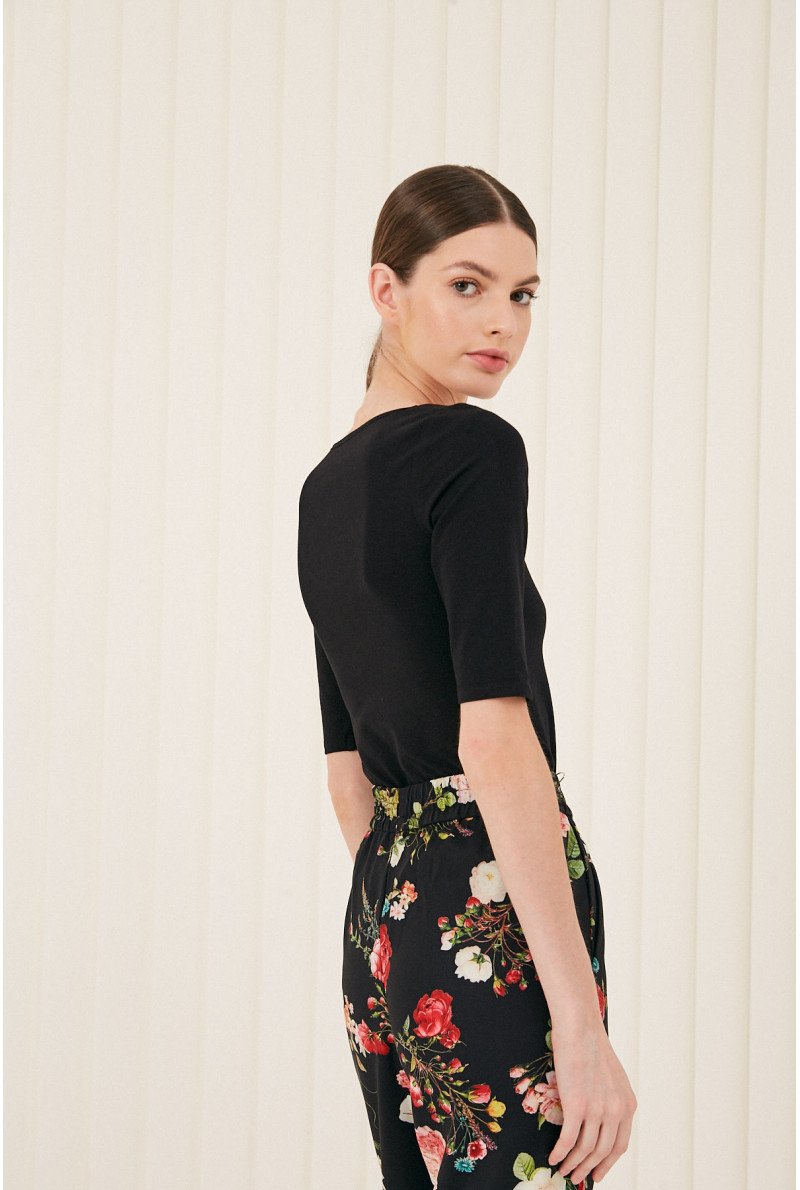 REMERA C/CUADR M/CODO MOORE