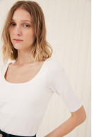 REMERA C/CUADR M/CODO MOORE