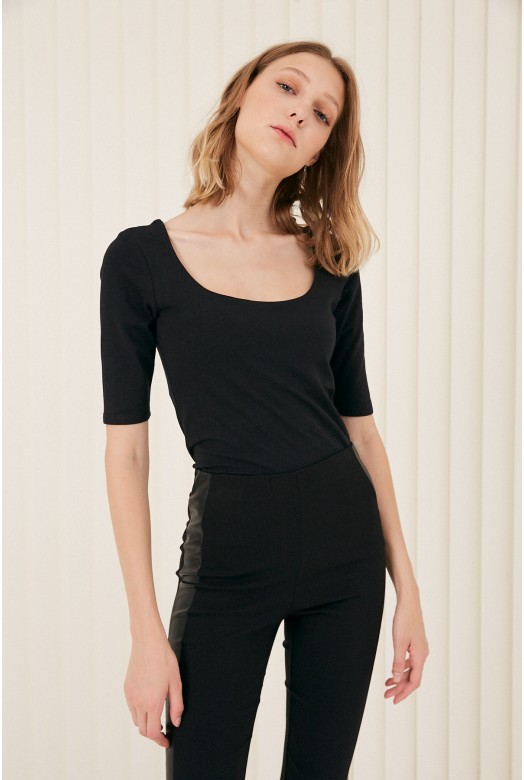 REMERA C/CUADR M/CODO MOORE