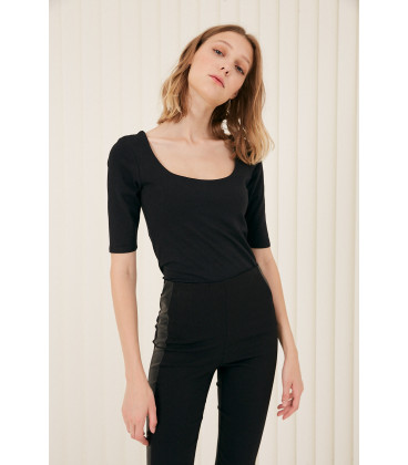 REMERA C/CUADR M/CODO MOORE