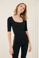 REMERA C/CUADR M/CODO MOORE