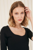 REMERA C/CUADR M/CODO MOORE